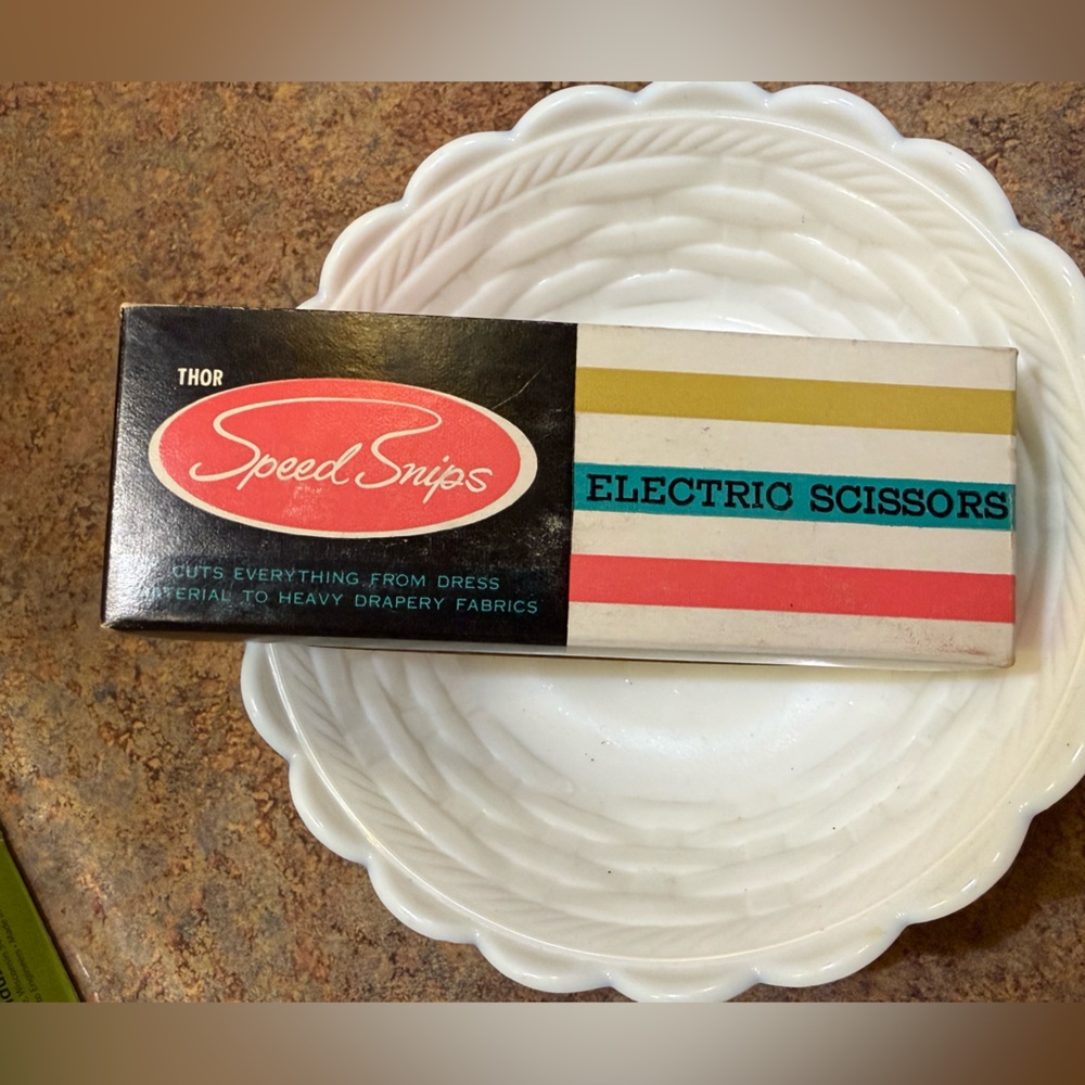 Thor Electric Scissors in Cream and Gold